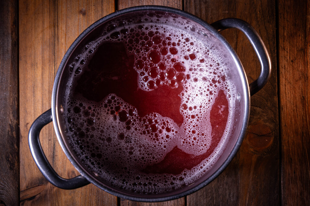 Rhabarber-Ingwer-Bitter-Sirup in einem großen Kochtopf