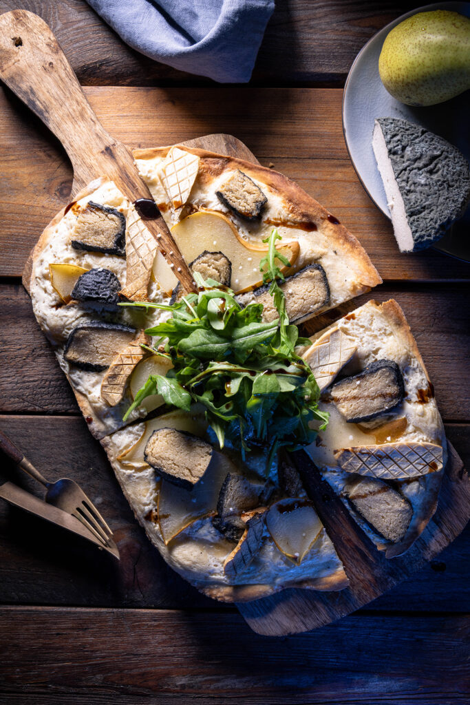 Veganer Flammkuchen mit Blauschimmelkäse und Birne
