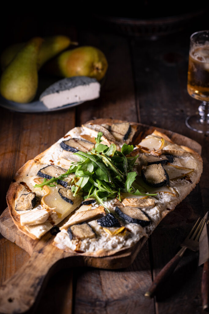 Veganer Flammkuchen mit Blauschimmelkäse und Birne