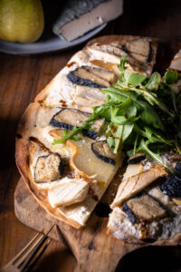 Veganer Flammkuchen mit Blauschimmelkäse und Birne