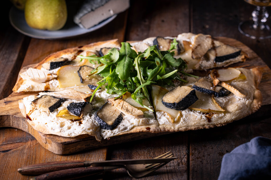 Veganer Flammkuchen mit Blauschimmelkäse und Birne