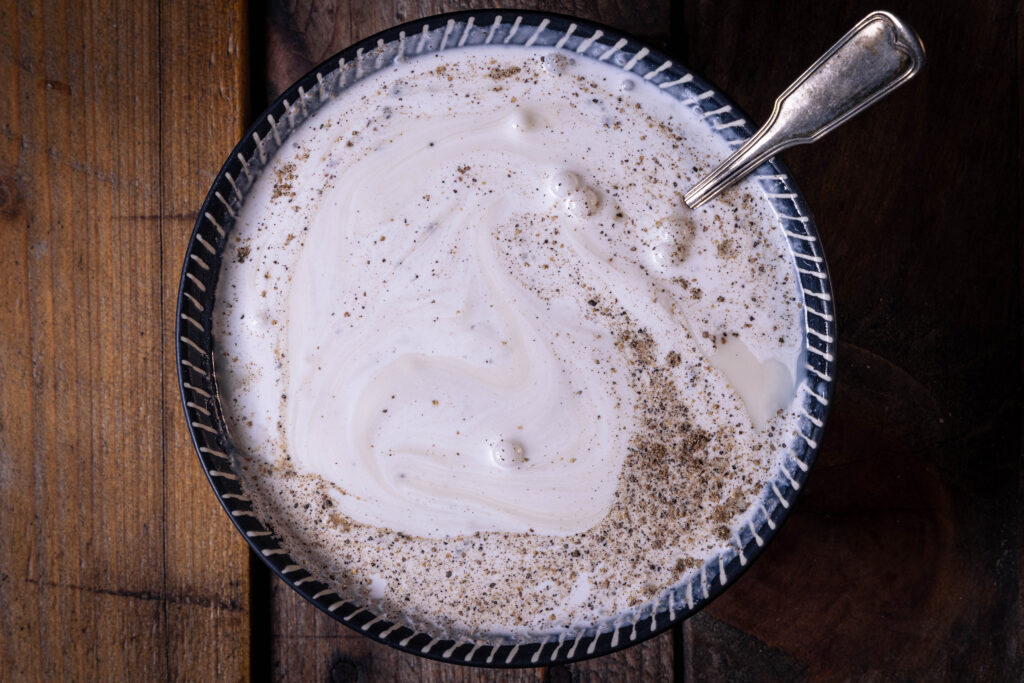 Vegane Flammkuchencreme wird zubereitet.