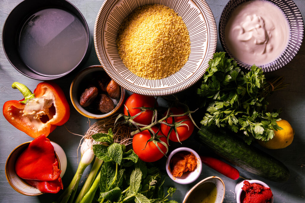 1. Alle Zutaten für den Bulgursalat mit Kefir und getrockneten Feigen