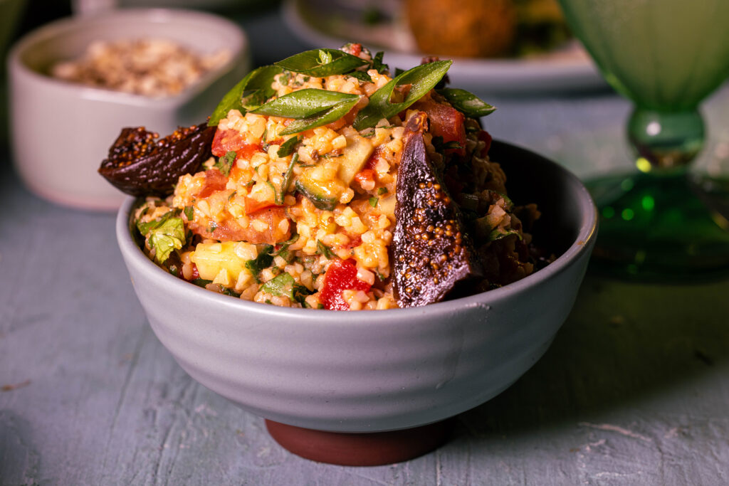 Bulgursalat mit süßen, getrockneten Feigenstückchen, viel frischem Gemüse und Kräutern.