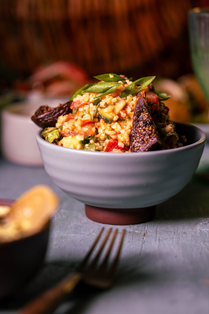 Bulgursalat mit Kefir und getrockneten Feigen