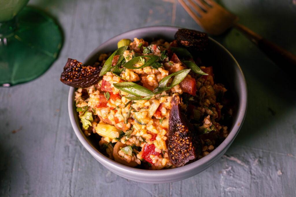 Bulgursalat mit Kefir und getrockneten Feigen in einer Schale