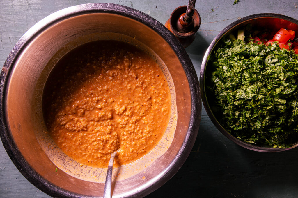 Dressing wird in einer Schüssel mit Bulgur vermengt.