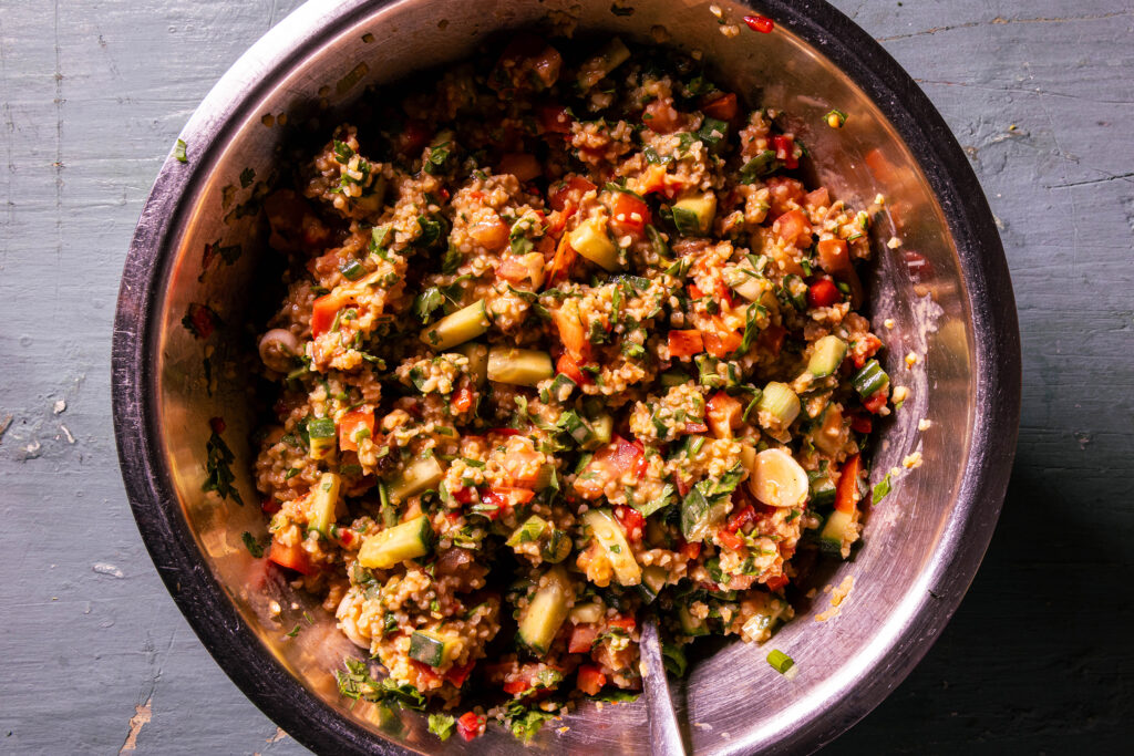 Bulgursalat wird vermengt.
