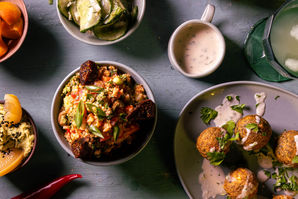 Bulgursalat mit Kefir - drumrum Falfel, Sauce, Gurkensalat, Hummus, Aprikosen und ein Getränk.