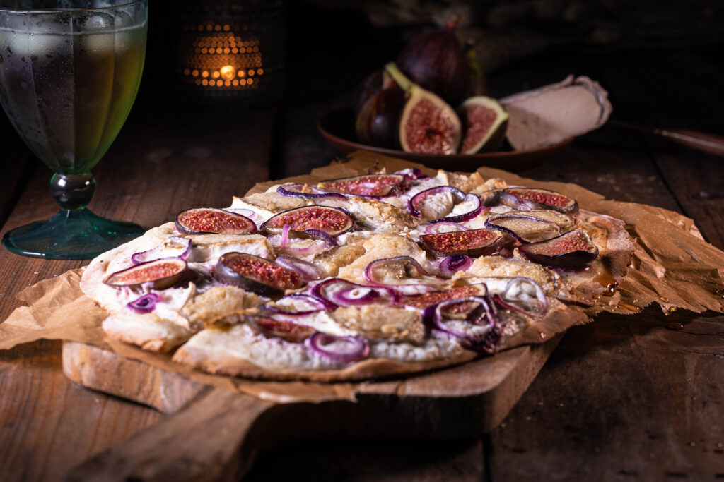 Veganer Flammkuchen mit Camembert und Feige