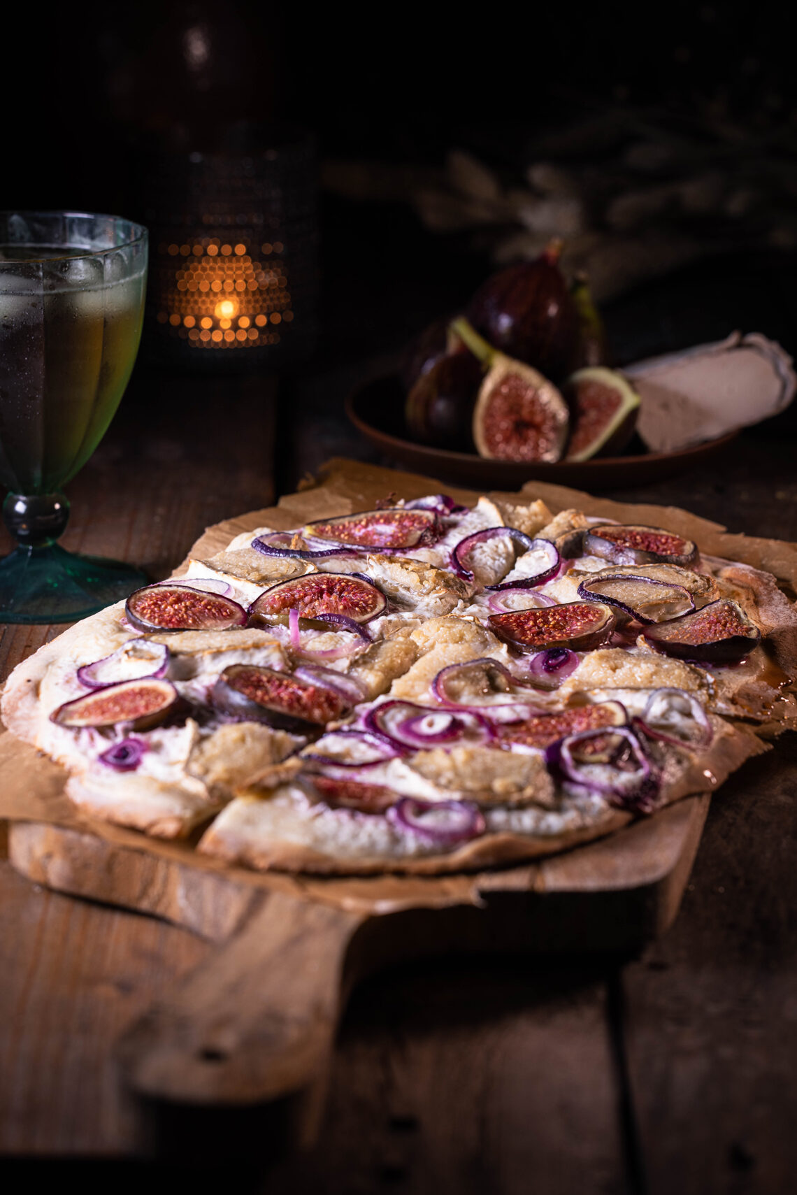 Veganer Flammkuchen mit Camembert und Feige