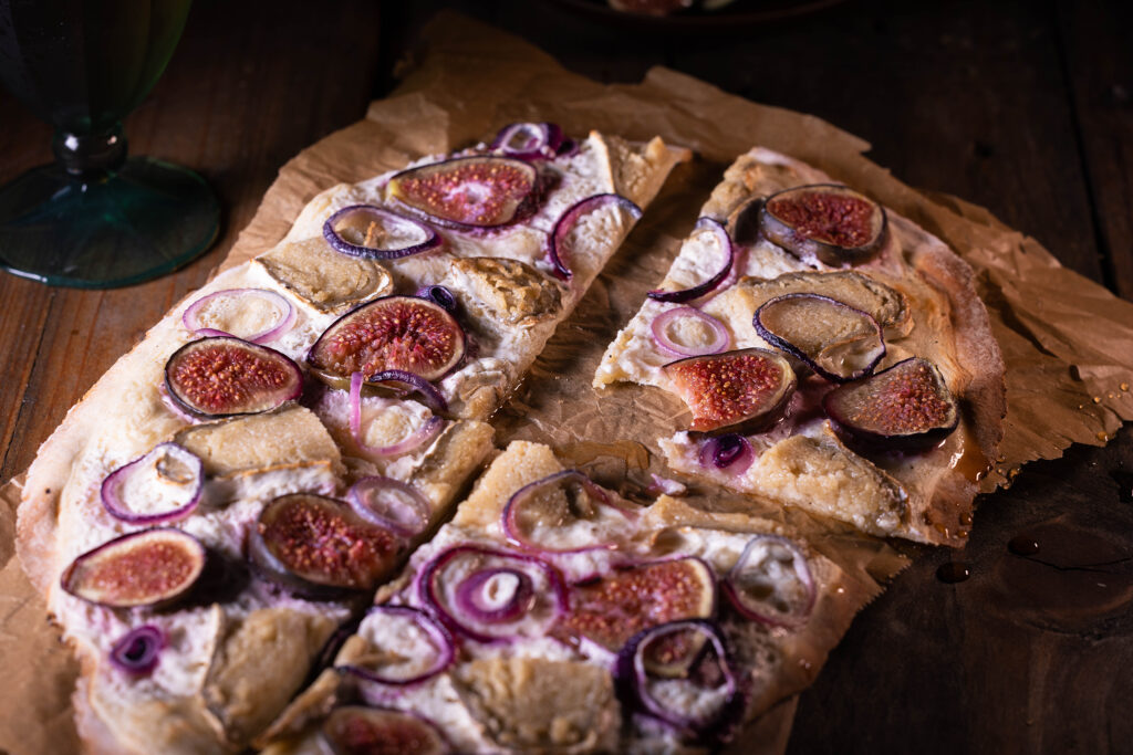 Flammkuchen mit selbstgemachtem, veganen Camembert