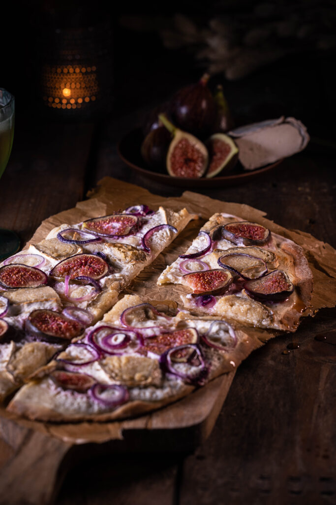 Veganer Flammkuchen mit Camembert und Feige