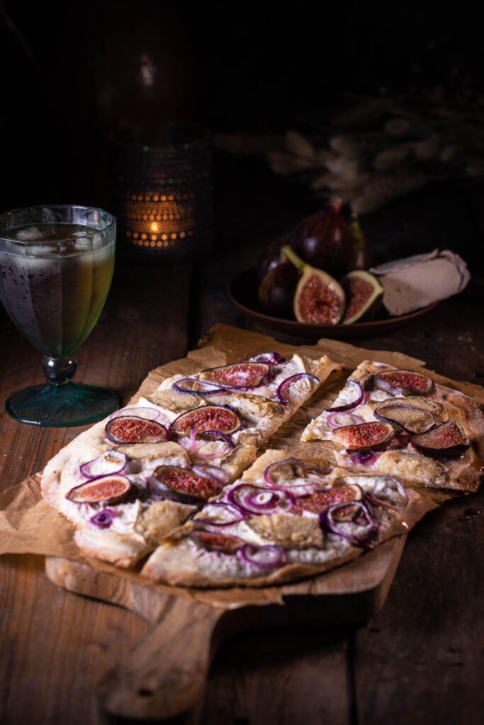 Veganer Flammkuchen mit Camembert und Feige
