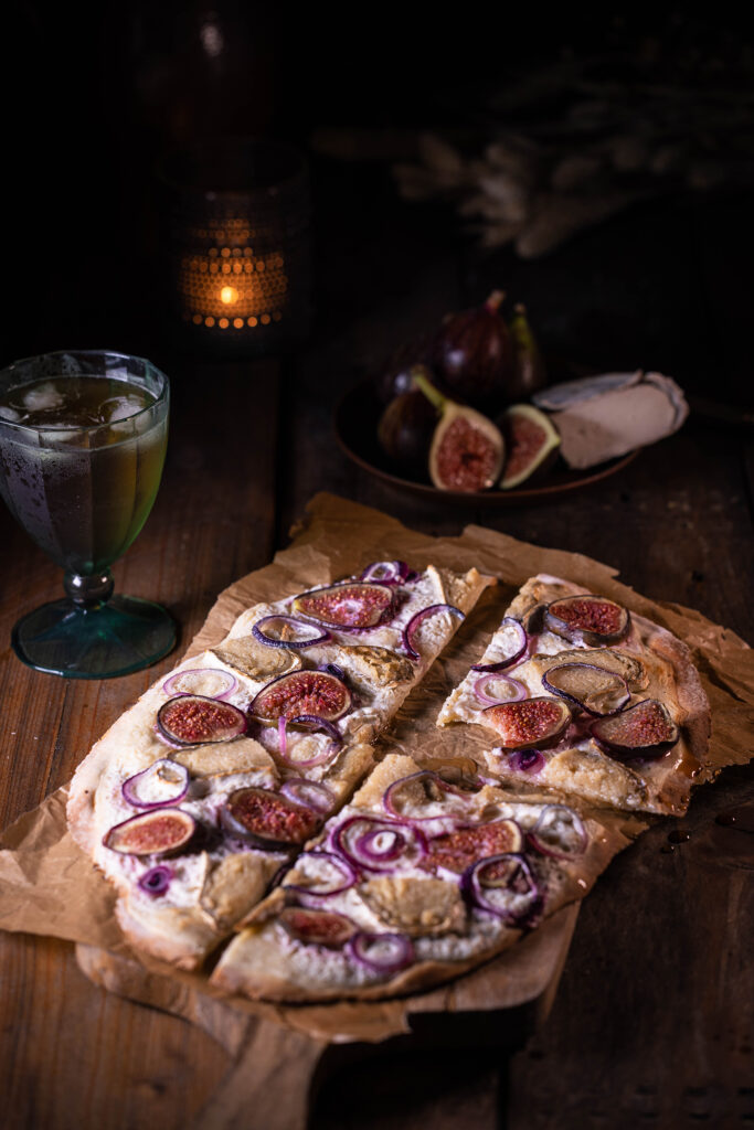 Veganer Flammkuchen mit Camembert und Feige