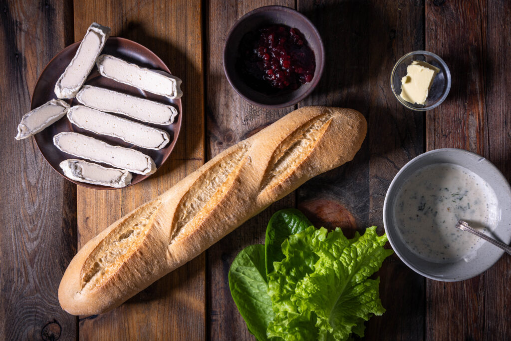 Alle Zutaten für den veganen Croque Camembert. Besonders schön: der selbstgemachte Camembert.