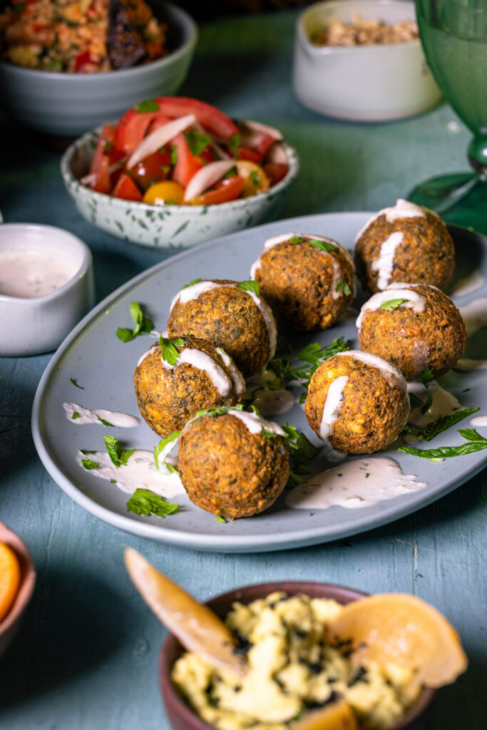 Falafel – selbstgemacht – mit den besten Falafeln und köstlichen Beilagen
