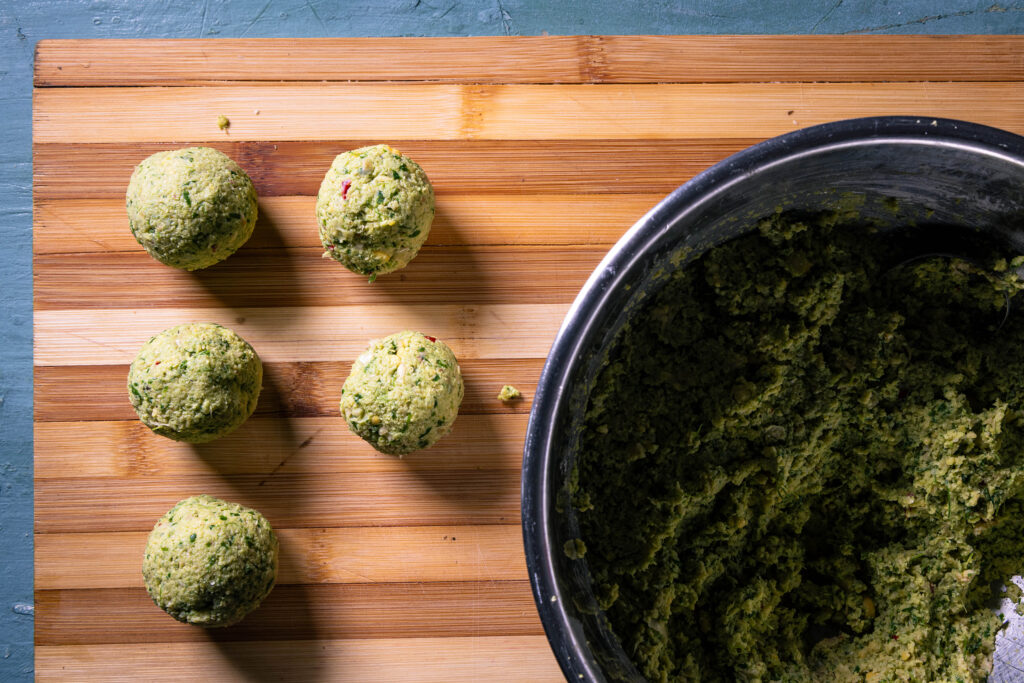 Falafelbällchen werden aus Rohmasse geformt.