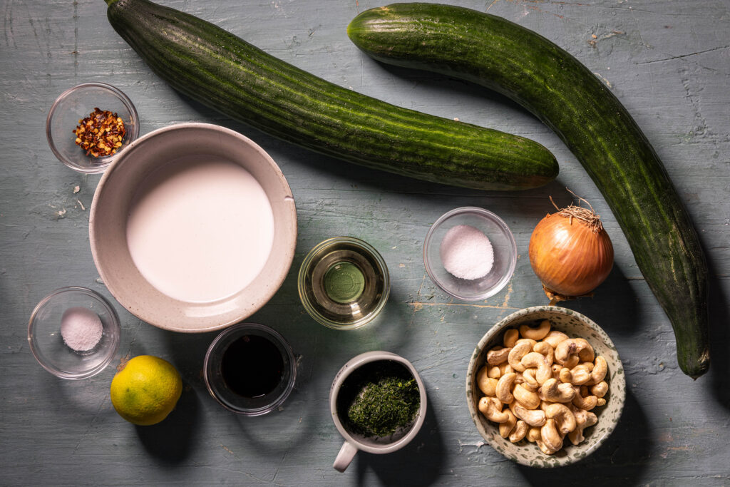 Alle Zutaten für den Gurkensalat und das Dressing mit Kokoskefir.