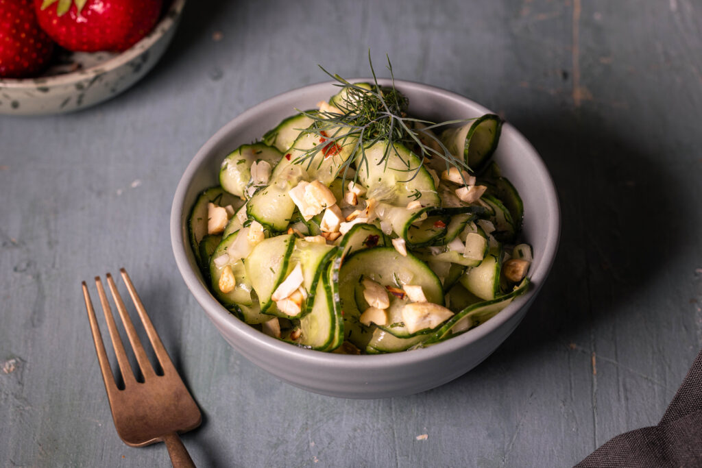 Gurkensalat mit Kokoskefirdressing