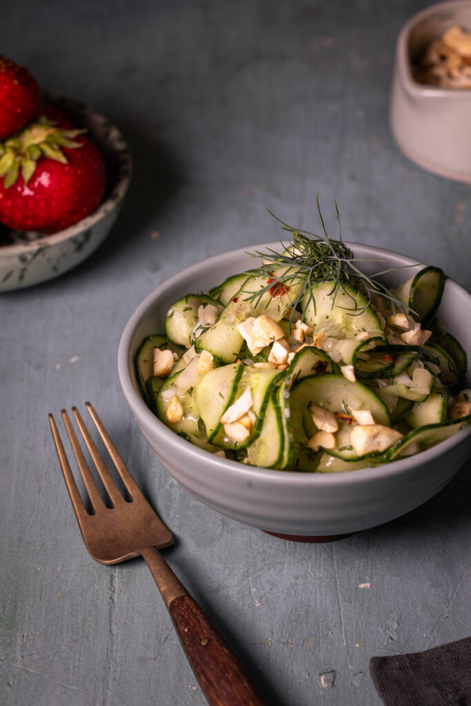 Gurkensalat mit Kokoskefirdressing - sommerlich erfrischend