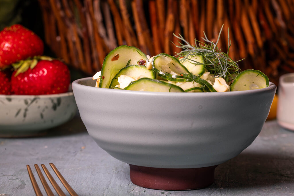 Gurkensalat mit Kokoskefirdressing - mit selbst fermentiertem Kokoskefir