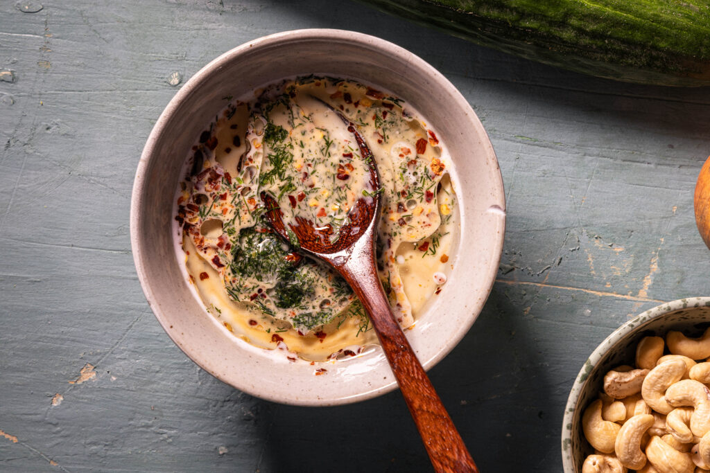 Eine Schale mit würzigem Kokoskefirdressing
