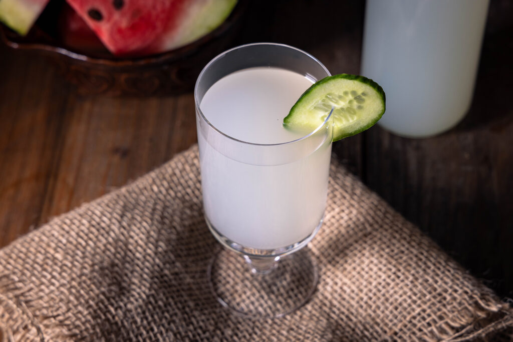Ingwer-Bitterlemon-Kefir – in einem Glas mit einer Gurkenscheibe.