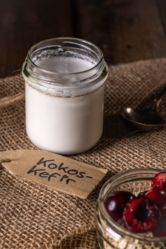 Kokoskefir ist eine milchfreie Alternative zu herkömmlichem Kefir. Hier im Glas.