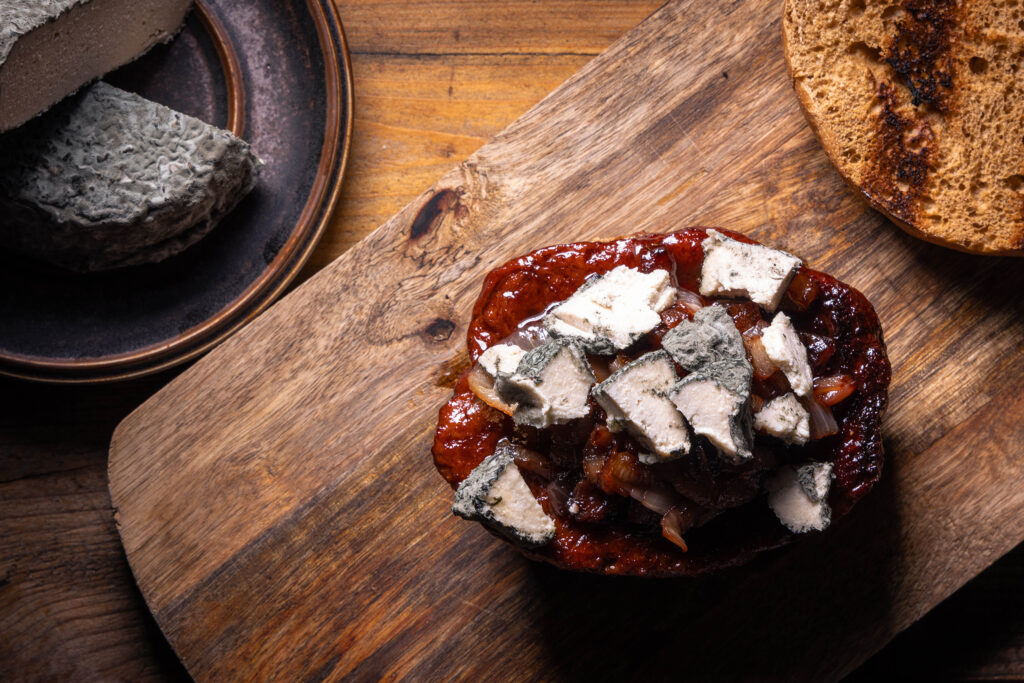 Port Filet Burger wird Blauschimmelkäse belegt.