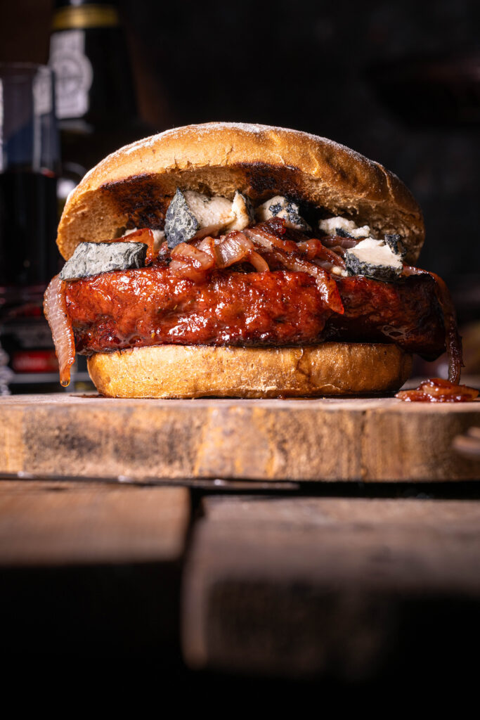 Port Filet Burger mit Blauschimmelkäse und in Portwein karamellisierten Zwiebeln