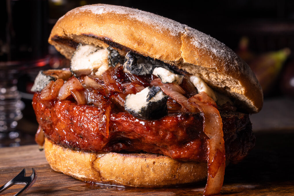Dieser Burger ist keine Mahlzeit – vegan - saftig und frisch auf einem Holzbrett