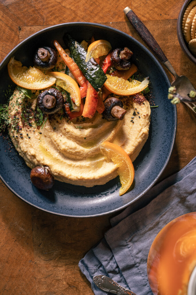Hummus-Rezept Variationen - die Vielfalt ist unglaublich. Hier als Salzorangen-Hummus - mit selbst eingelegten Salzorangen