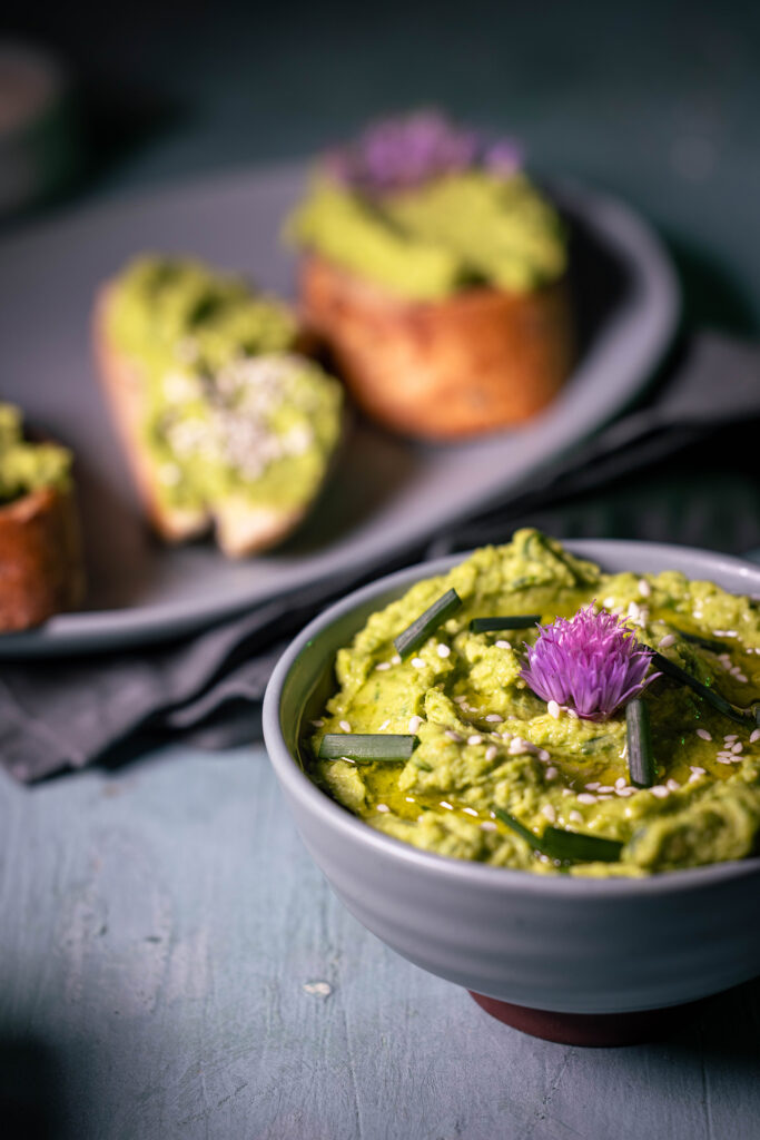 Das beste an Hummus ist: man kann ihn unendlich vielfältig variieren, aber alle Varianten sind in wenigen Minuten zubereitet. Hier Schnittlauch-Hummus