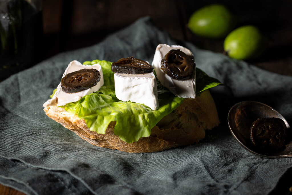 Aus unreifen, grünen Walnüsse stelle ich in diesem Rezept eine süß-saure Delikatesse her. Hier zu sehen auf meinem selbstgemachtem, veganen Camembert.