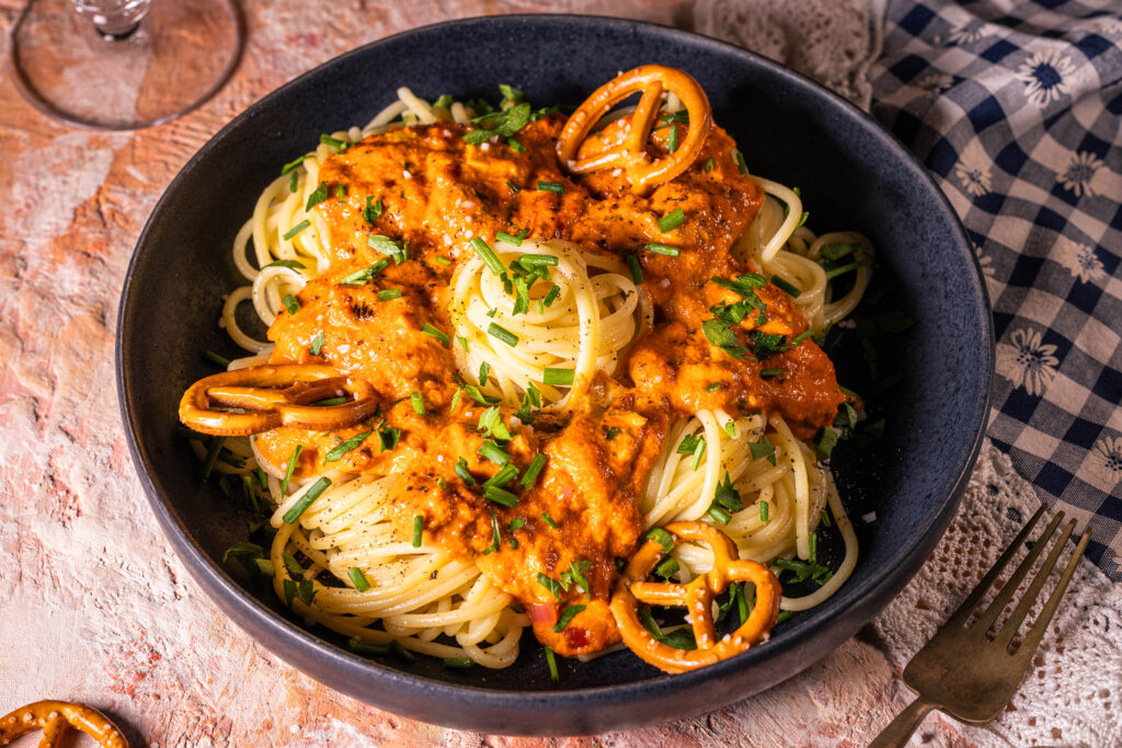 Spaghetti alla Camembert – angerichtet auf einem Teller.