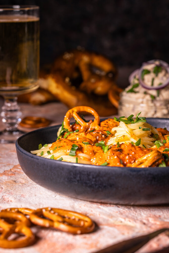 Spaghetti al Camembert – Pasta mit Obazda-Sauce, mit selbstgemachtem, veganen Camembert.