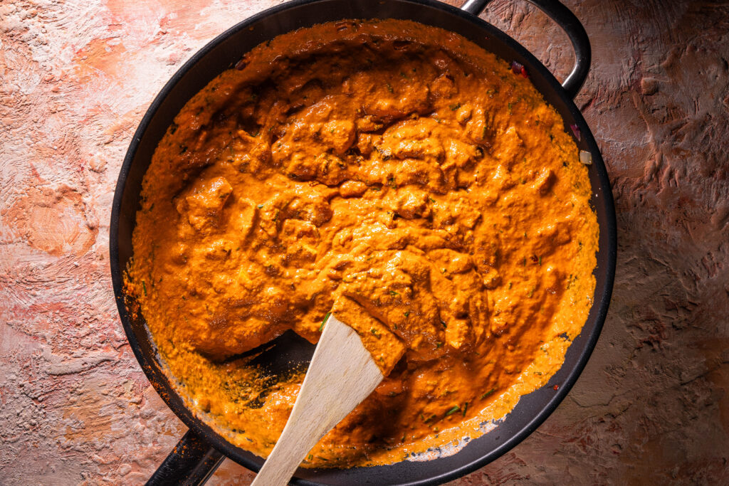 Eine Pastasauce mit veganem Camembert in einer Pfanne.