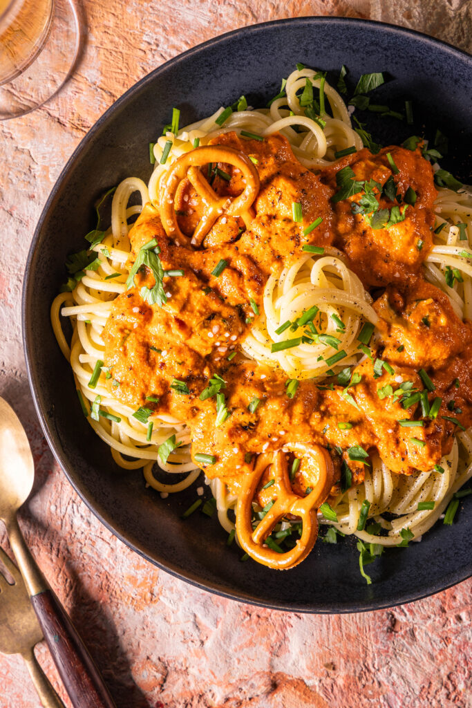 Spaghetti alla Camembert angerichtet auf einem Teller.