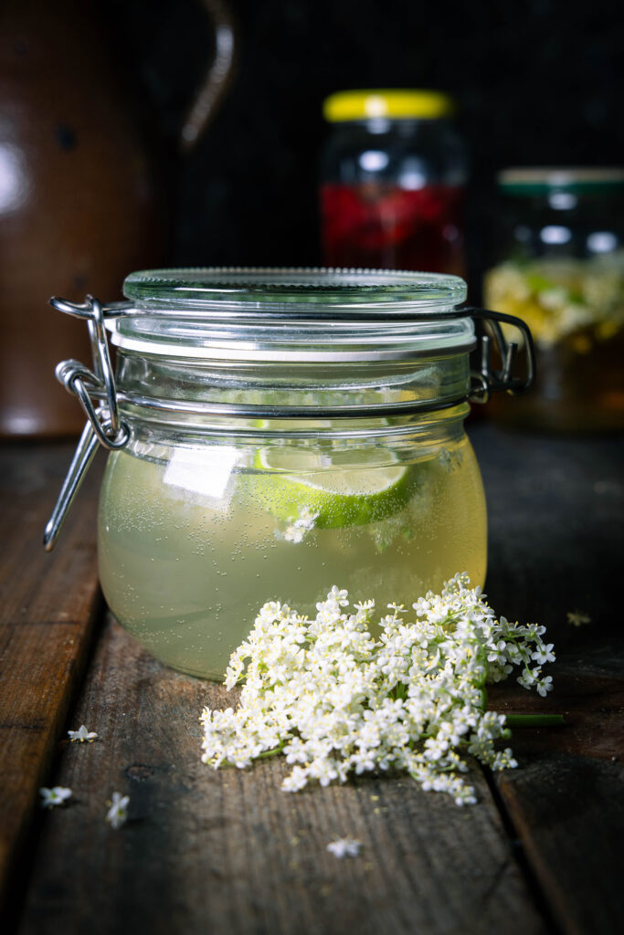 Wasserkefir mit Holunderblüten bei der Zweitfermentation in einem Weckglas.