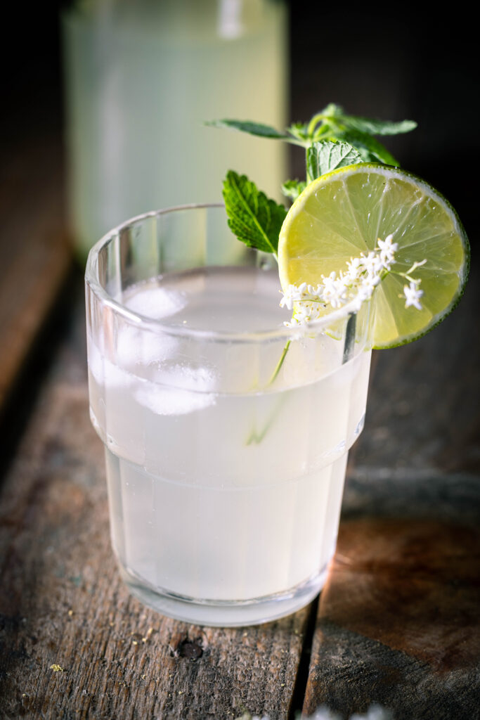 Holunderblütenkefir im Glas