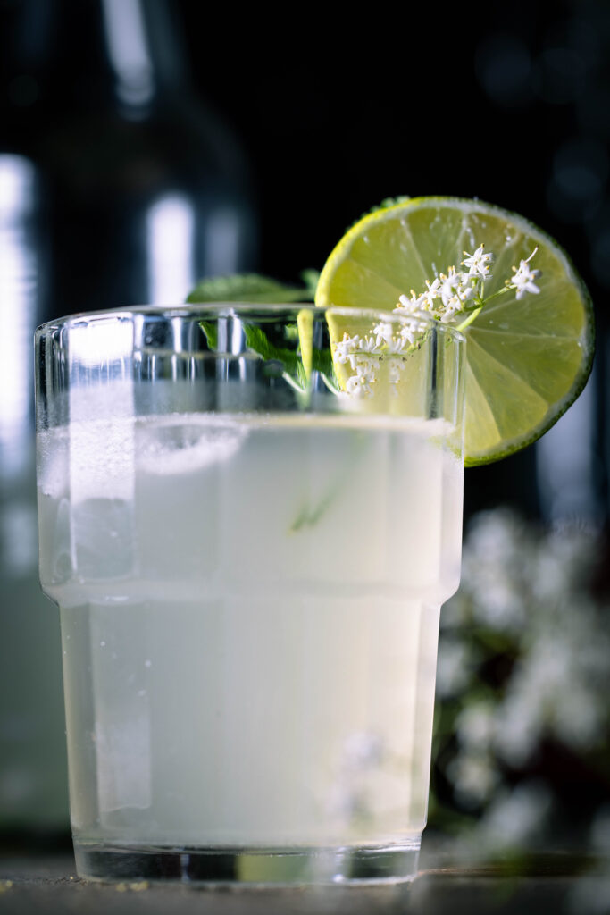 Holunderkefir im Glas mit Eiswürfeln