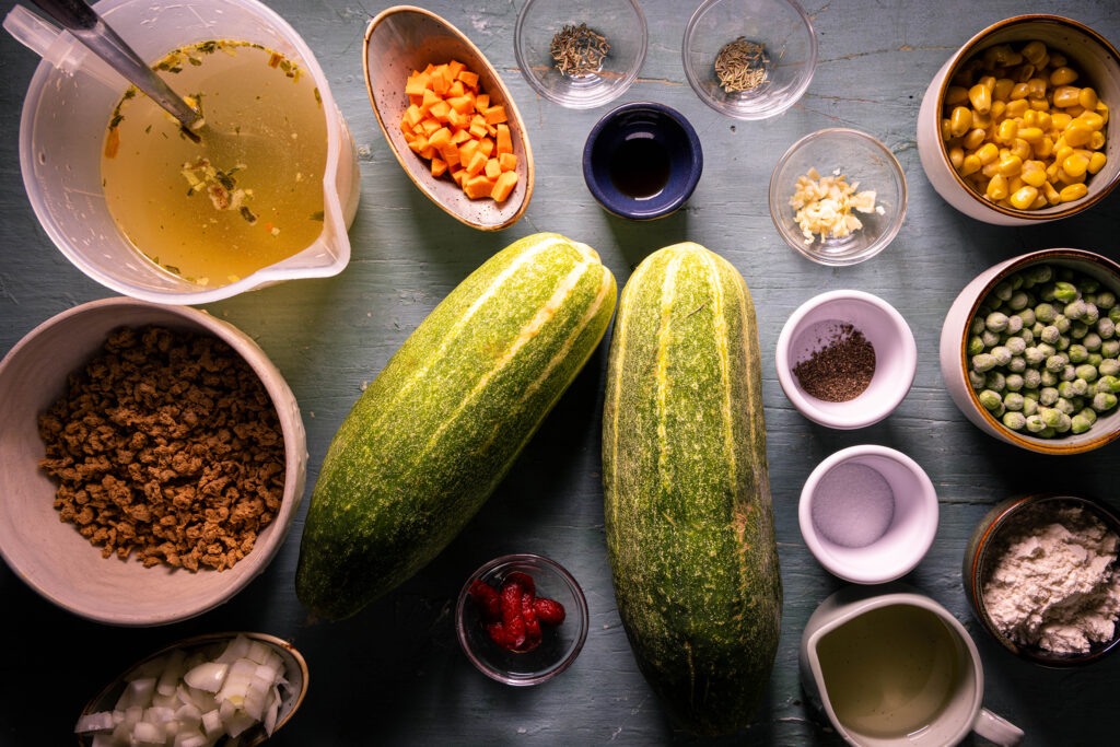 Alle Zutaten für die gefüllten, veganen Schmorgurken (außer vegane Sahne und Streukäse, sorry).