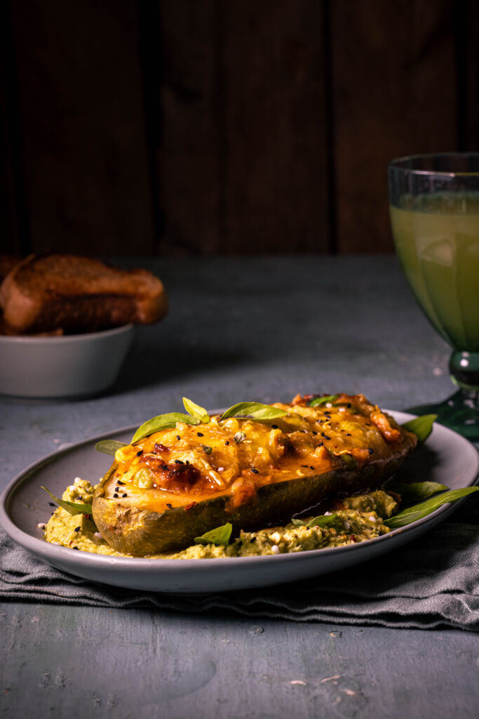 Gefüllte Schmorgurke aus dem Ofen mit veganem Hack-Gemüse