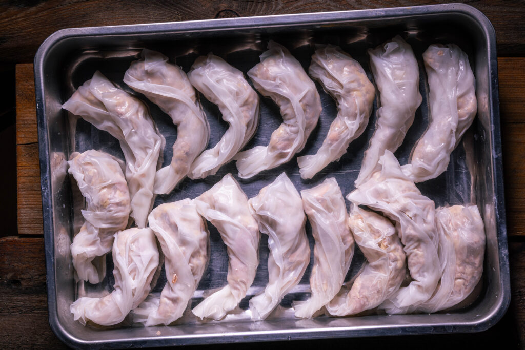 Rohe vegane Chicken Wings in einer Schale. Noch nicht mariniert.