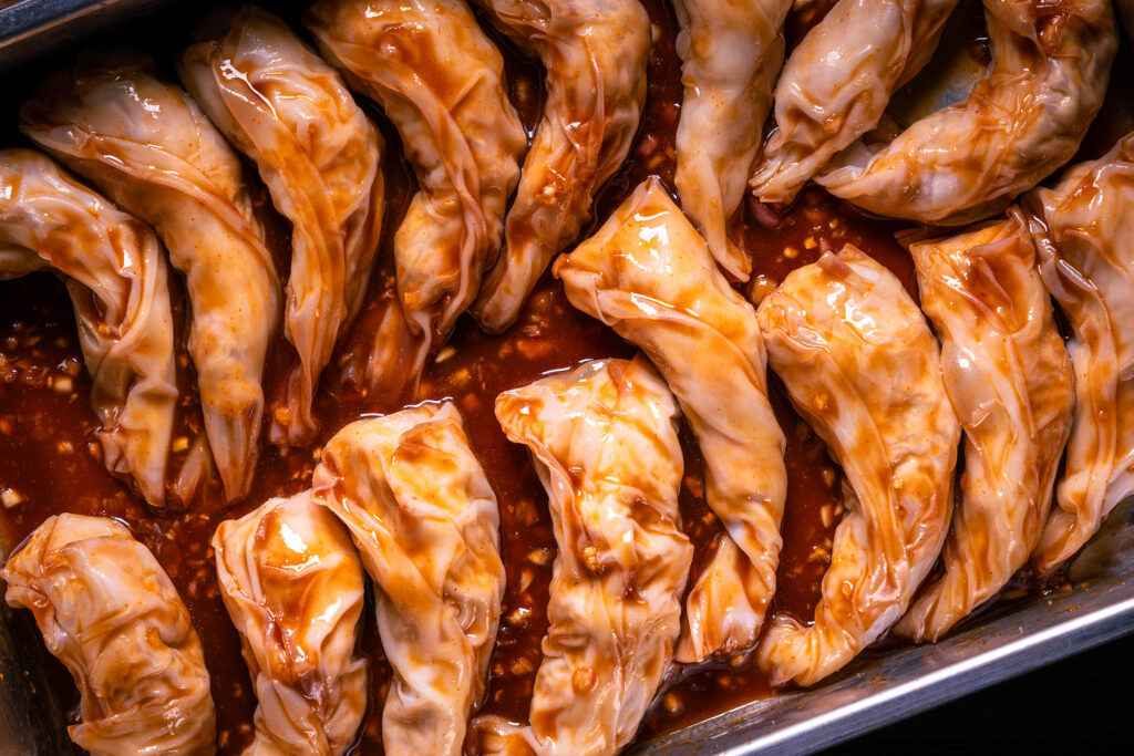 Rohe vegane Chicken Wings in Marinade.