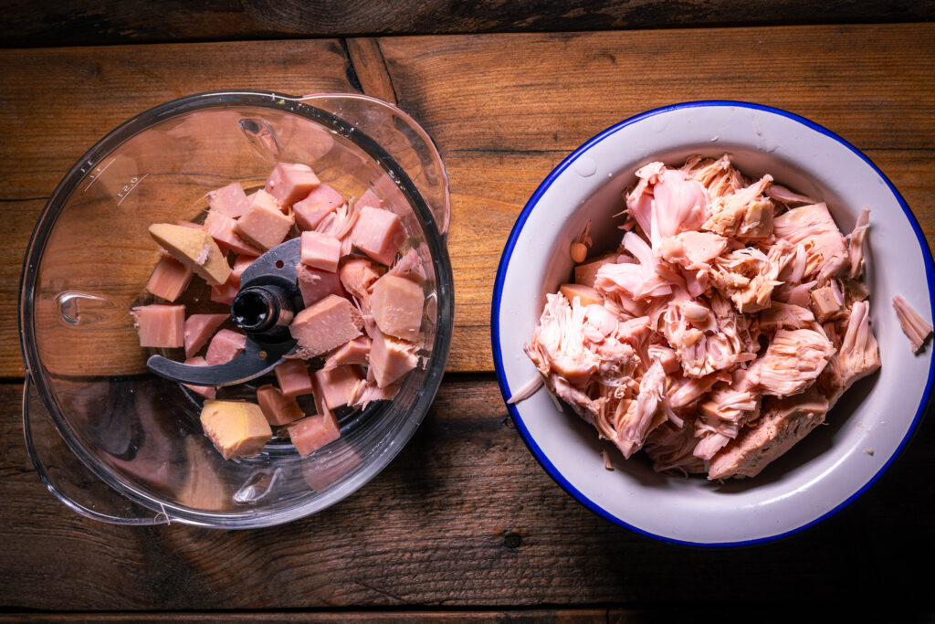 Eine Schale mit Jackfruit und Jackfruitstücke in einer kleinen Küchenmaschine.