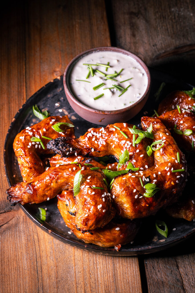 Vegane Sticky Wings - auf einem Teller mit Blauschimmelkäsedip