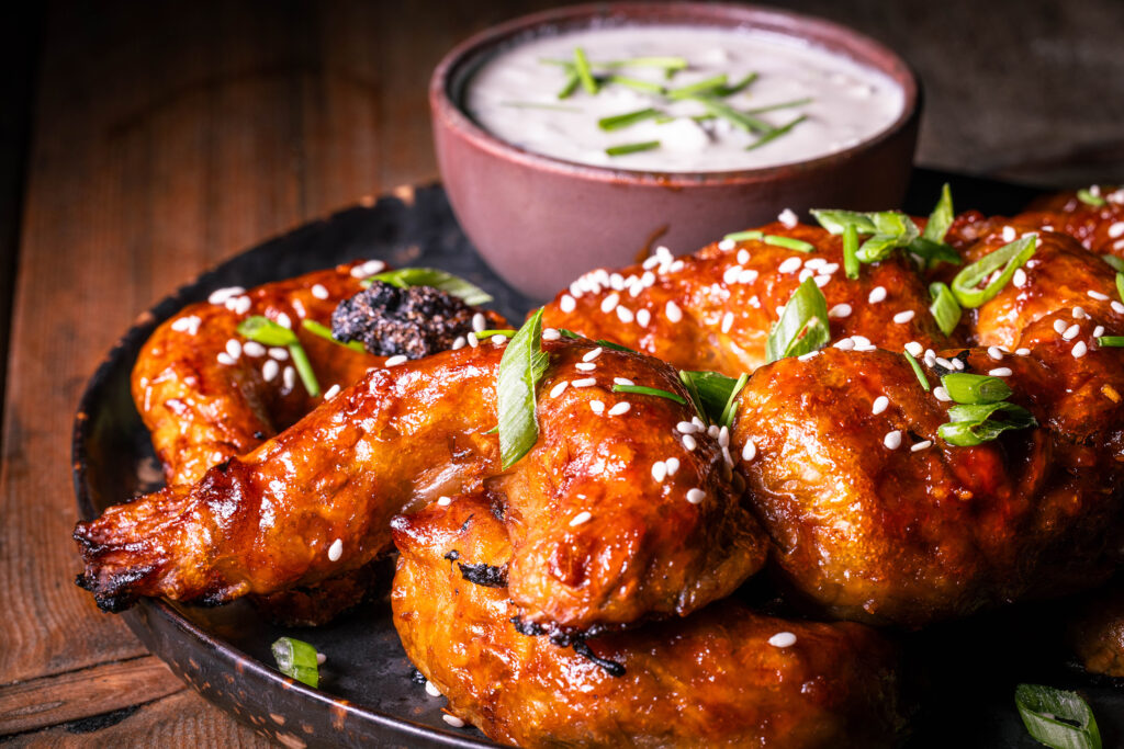 Vegane Sticky Wings - auf einem Teller mit Blauschimmelkäsedip