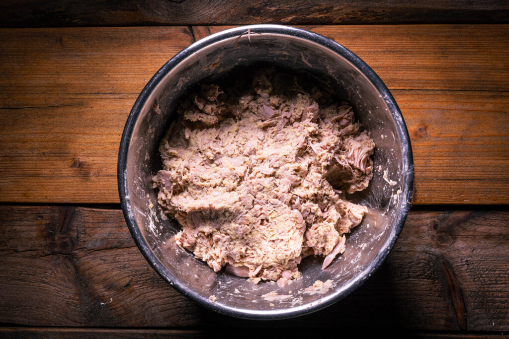 Die Rohmasse für das vegane Hähnchenfleisch in einer Schüssel.